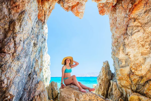 かわいいですティーン女の子楽しみます息をのむようなビーチ点線で素晴らしい海の洞窟でギリシャの島のミロス — ストック写真