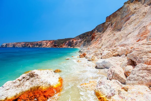 Idyllic Beach Surrounded Beautiful Cliffs Dotted Sea Caves Greek Island — Stock Photo, Image