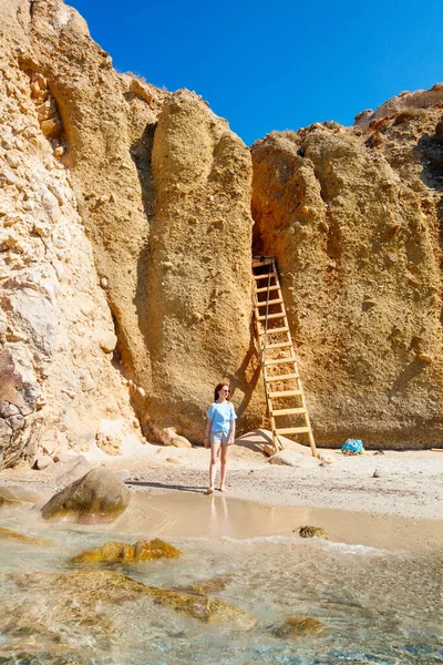 Cute Teen Girl Enjoying Secluded Tsigrado Beach Surrounded Amazing Cliffs — Stock Photo, Image