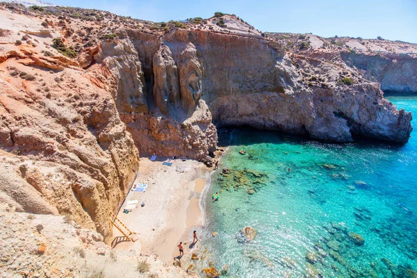 Idyllisch Tsigrado Strand Omgeven Door Prachtige Kliffen Het Griekse Eiland — Stockfoto