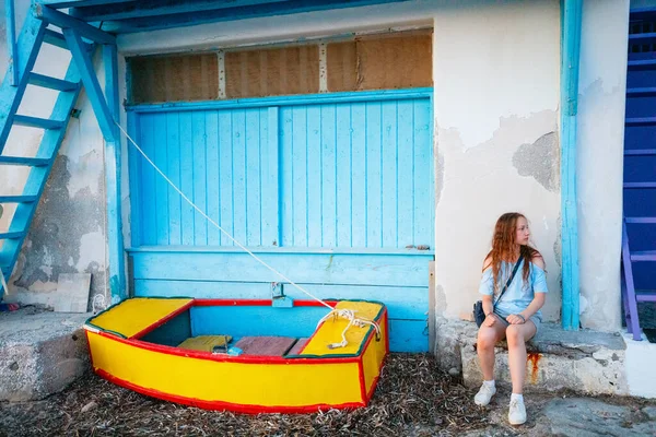 ギリシャのミロス島のカラフルな漁村クリマへの訪問を楽しんで愛らしい十代の女の子 — ストック写真