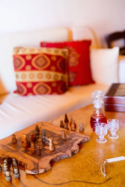 ヴィンテージ木製テーブルとチェスボードゲームのインテリアの詳細装飾を閉じる — ストック写真