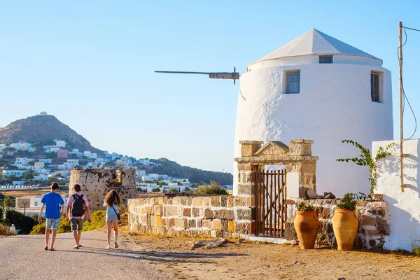 Achteraanzicht Van Vader Twee Kinderen Milos Eiland Vakantie Griekenland Wandelen — Stockfoto