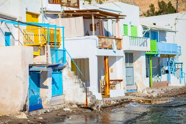 Colorido Vila Piscatória Klima Com Casas Brancas Portas Coloridas Ilha — Fotografia de Stock