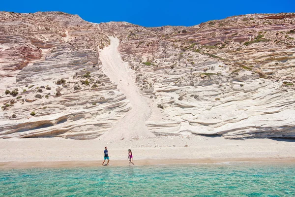 그리스의 밀로스 섬에서 외딴곳에 있는게라 해변을 즐기고 아버지와 — 스톡 사진