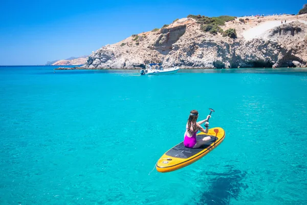 Adolescente Disfrutando Aguas Turquesas Del Mar Egeo Grecia Flotando Sup —  Fotos de Stock