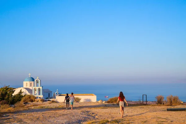サントリーニ島の青いドーム型教会の近くを歩く夏休みに父と子供の家族の風景ギリシャ — ストック写真