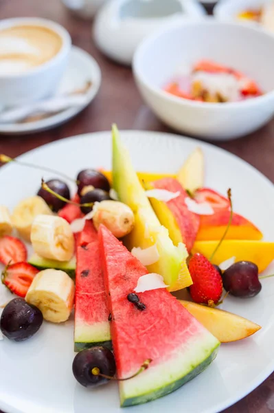 Deliciosas Frutas Orgânicas Servidas Café Manhã — Fotografia de Stock