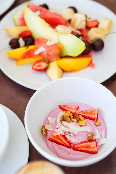 Delicioso Desayuno Con Frutas Tropicales Yogur Fresco —  Fotos de Stock