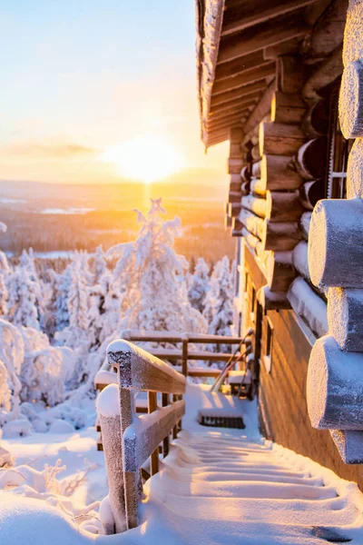 Linda Paisagem Inverno Com Cabana Madeira Árvores Cobertas Neve Pôr — Fotografia de Stock