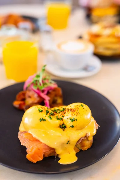 Delicious Breakfast Eggs Benedict Vegetables Coffee — Stock Photo, Image