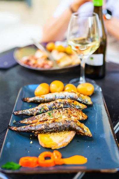 Pyszne Grillowane Portugalskie Sardynki Serwowane Młodymi Ziemniakami Białym Winem Obiad — Zdjęcie stockowe