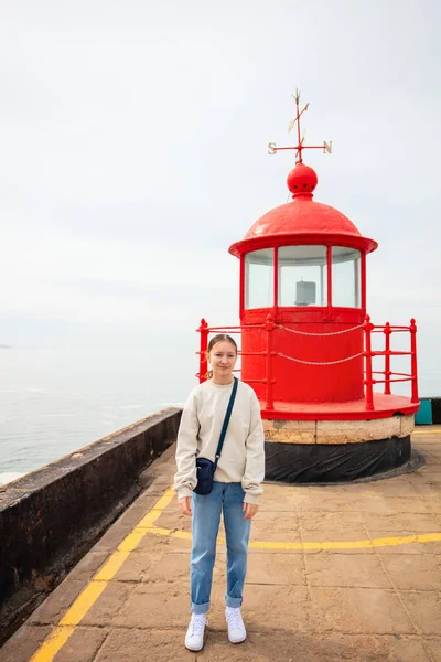 Adorable Adolescente Profitant Visite Phare Village Pêcheurs Nazare Portugal — Photo