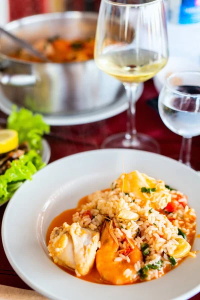 Rýže Mořských Plodů Podávaná Venkovní Restauraci Obědu Nebo Večeři — Stock fotografie