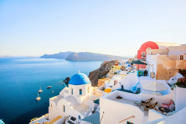 Blauwe Koepel Kerk Oia Met Uitzicht Spectaculaire Caldera Omliggende Prachtige — Stockfoto