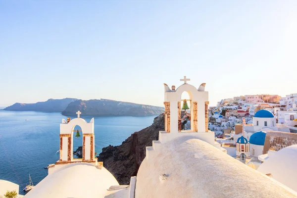 ギリシャのサントリーニ島にある伝統的な白い建築と青のドーム型の教会を持つOia村の息をのむような景色 — ストック写真