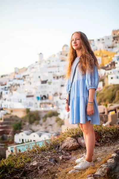 Linda Chica Adolescente Disfrutando Impresionantes Vistas Atardecer Del Pueblo Oia —  Fotos de Stock