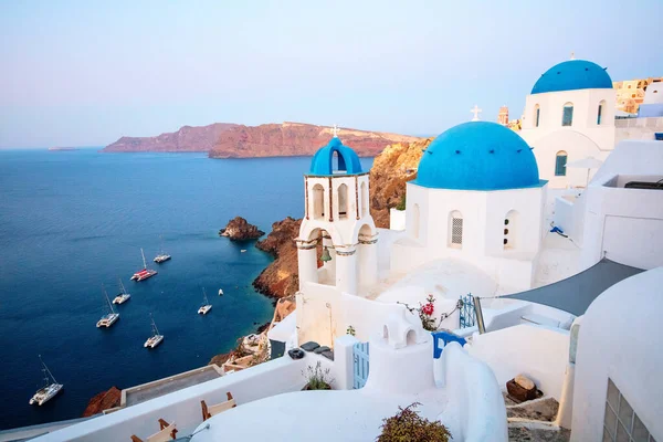 ギリシャの美しいサントリーニ島を囲む壮大なカルデラを見下ろすOiaの青いドーム型教会 — ストック写真
