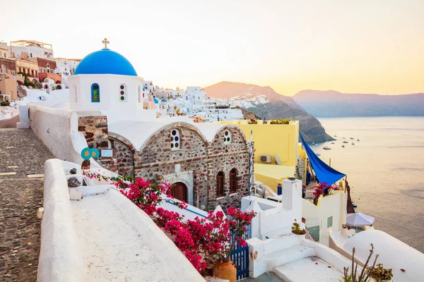 Igreja Cúpula Azul Oia Com Vista Para Caldeira Espetacular Torno — Fotografia de Stock