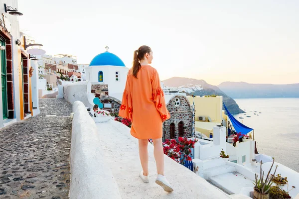 Yaz Tatilindeki Güzel Kız Yunanistan Santorini Adasındaki Oia Köyündeki Mavi — Stok fotoğraf