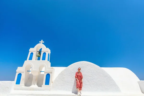 Piękna Dziewczyna Wakacjach Spędzonych Wiosce Oia Wyspie Santorini Grecja — Zdjęcie stockowe