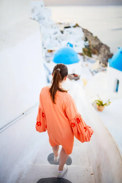 Menina Bonita Férias Verão Desfrutando Vista Deslumbrante Nascer Sol Igreja — Fotografia de Stock