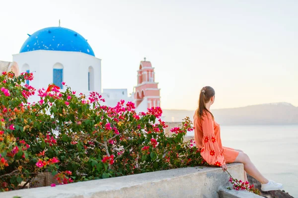 Hermosa Chica Vacaciones Verano Disfrutando Impresionante Amanecer Pueblo Oia Isla —  Fotos de Stock