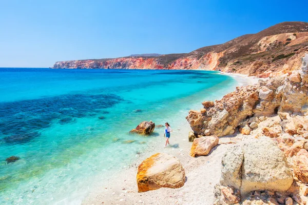 Young Girl Walking Idyllic Beach Surrounded Amazing Cliffs Greek Island — Stock Photo, Image