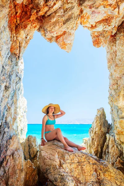 Menina Adolescente Bonito Desfrutando Praia Tirar Fôlego Pontilhado Com Cavernas — Fotografia de Stock