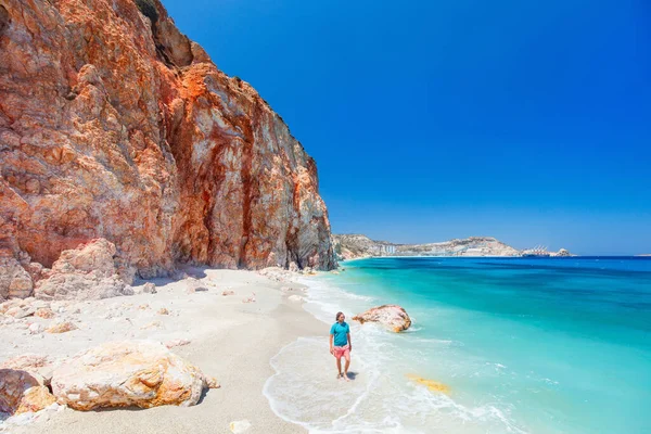 Joven Caminando Por Idílica Playa Rodeado Increíbles Acantilados Isla Griega —  Fotos de Stock