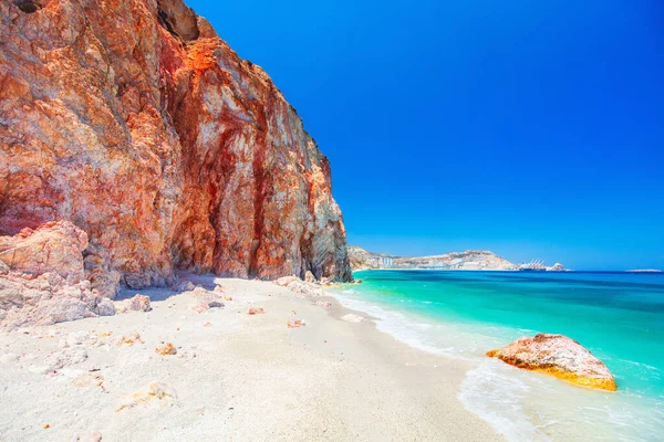 Idyllic Beach Surrounded Beautiful Cliffs Dotted Sea Caves Greek Island — Stock Photo, Image