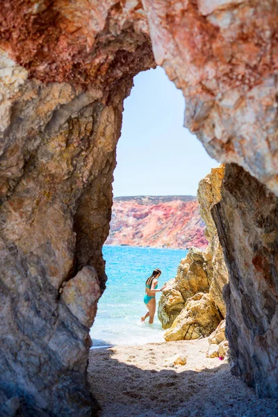 Милая Девочка Подросток Наслаждается Захватывающим Пляжем Усеянным Удивительными Морскими Пещерами — стоковое фото