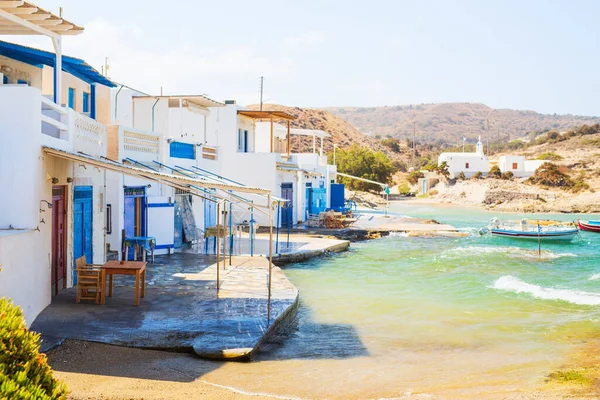ギリシャのミロス島で最も古い白い家とカラフルなドアを持つアヒオスKonstantinosの伝統的な漁村 — ストック写真
