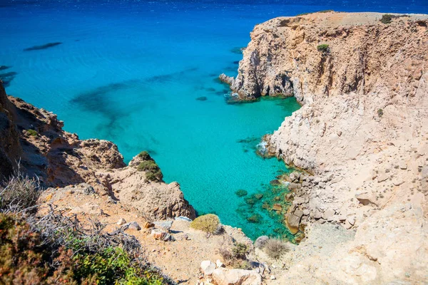 希腊米洛斯岛上的Idyllic Fyriplaka海滩被美丽的悬崖环绕 — 图库照片