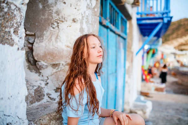 Bedårande Tonåring Flicka Njuter Besök Färgglada Fiskebyn Klima Milos Grekland — Stockfoto