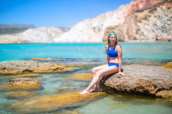 在希腊的米洛斯岛上 可爱的少女享受着田园诗般的费里普拉克海滩 四周是令人惊奇的悬崖 — 图库照片