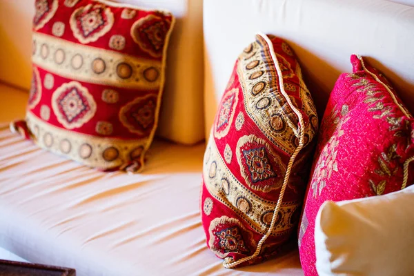 Detail Interior Dekorasi Menutup Dari Bantal Merah Yang Indah — Stok Foto