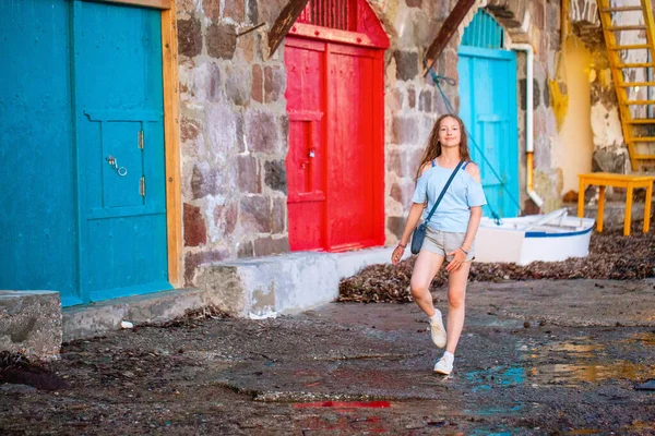Adorável Adolescente Desfrutando Visita Colorida Vila Piscatória Klima Ilha Milos — Fotografia de Stock