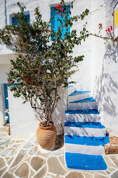 Piękne Szczegóły Ulicy Starej Tradycyjnej Greckiej Wiosce Rowerowej Plaka Białymi — Zdjęcie stockowe