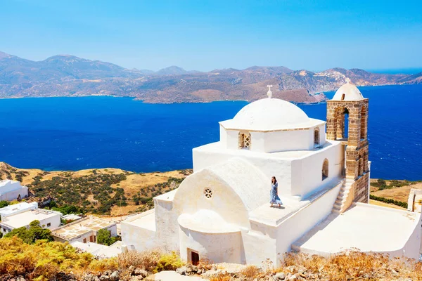 Menina Desfrutando Uma Vista Deslumbrante Topo Tradicional Igreja Ortodoxa Grega — Fotografia de Stock