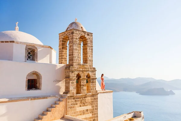 Niña Disfrutando Impresionantes Vistas Atardecer Desde Alto Iglesia Ortodoxa Griega — Foto de Stock