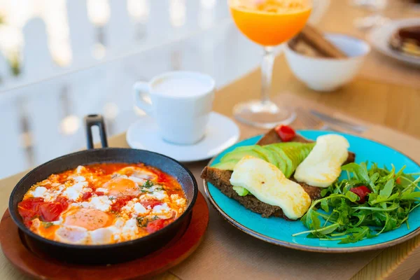 그리스 슈카에 토마토 소스에 치즈를 곁들인 계란은 프라이팬에 프라이팬에 아침으로 — 스톡 사진