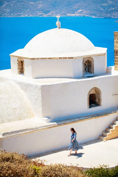 Young Girl Enjoying Breathtaking View Atop Traditional Whitewashed Greek Orthodox — ストック写真