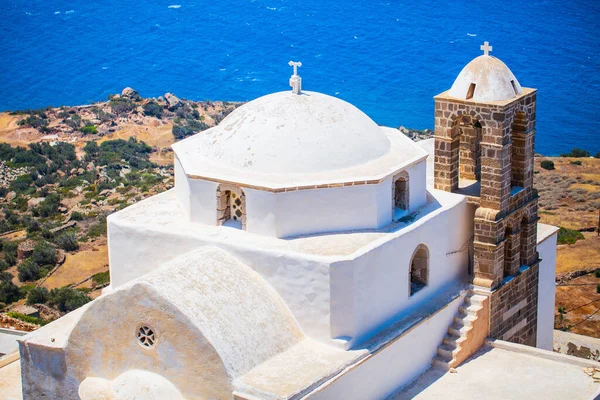 Iglesia Ortodoxa Griega Blanqueada Tradicional Pueblo Plaka Isla Milos —  Fotos de Stock