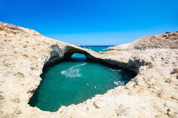 Familia Padre Hijos Disfrutando Idílica Playa Kapros Isla Griega Milos —  Fotos de Stock