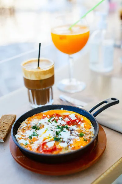 Görög Stílusú Shakshuka Tojás Paradicsomszószban Feta Sajttal Tálalva Serpenyőben Reggelire — Stock Fotó