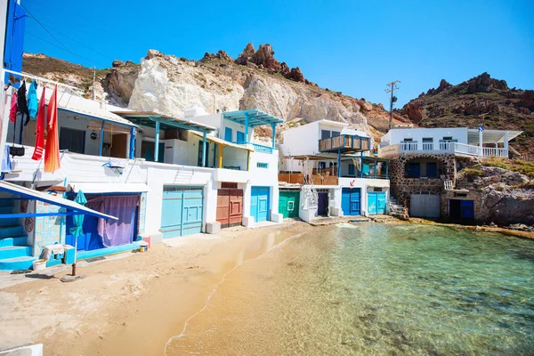 希腊米洛斯岛上传统的菲罗奔波渔村 有白色的房子和五颜六色的门 — 图库照片