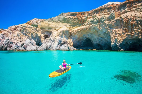 Adolescente Disfrutando Aguas Turquesas Del Mar Egeo Grecia Remando Kayak —  Fotos de Stock