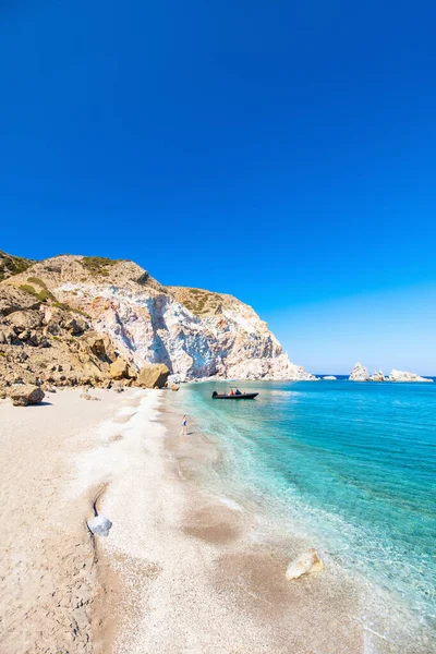 Молодая Девушка Ходит Идиллическому Пляжу Окружении Удивительных Скал Греческом Острове — стоковое фото