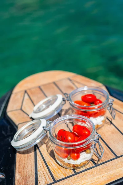 Délicieuse Salade Déjeuner Fraîche Avec Tomates Fromage Grec Servie Bateau — Photo